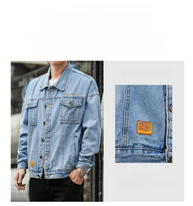 Dettaglio ravvicinato della giacca di jeans blu chiaro con tasche e etichetta arancione