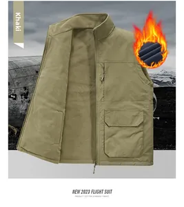 Détail de la doublure polaire kaki et des poches multiples sur ce gilet utilitaire