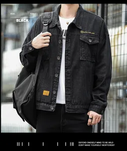 Dettaglio giacca di jeans nera con ricamo Serluielief giallo e bottoni metallici