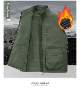 Détail de la veste polaire vert armée avec poches multiples et col montant utilitaire