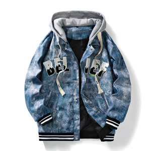 Giacca da uomo con cappuccio in denim lavaggio acido blu con toppe BELIEVE e bottoni metallici