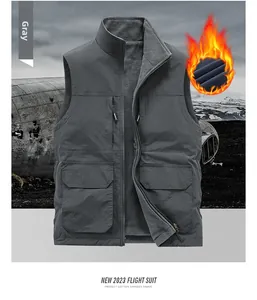Vue détaillée du gilet polaire gris foncé avec col montant et poches zippées fonctionnelles