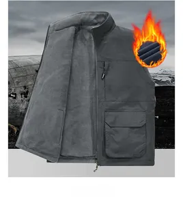 Détail de la doublure polaire chaude et du col coupe-vent sur la veste d'extérieur
