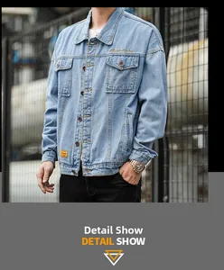 Dettaglio della giacca in denim azzurro con colletto classico ed etichetta gialla