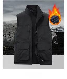 Détail du gilet noir doublé polaire en mélange de coton et d'élasthanne durable