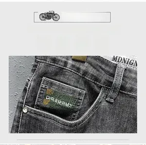 Détail d'un jean gris slim avec texture en denim élastique et étiquette de poche à carreaux