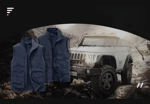 Détail du gilet polaire bleu marine avec plusieurs poches et col montant pour l'extérieur