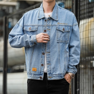Giacca di jeans azzurra da uomo con colletto classico, tasche a pattina e ricamo sul petto