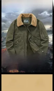 Détail du blouson aviateur vert armée avec doublure en sherpa marron et poche manche