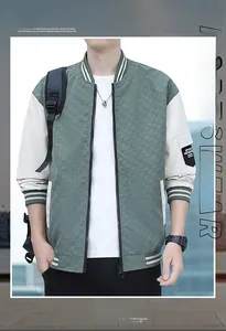 Outdoor-Streetfoto einer grün-weißen Herren-Baseballjacke mit gestreiften Rippbündchen