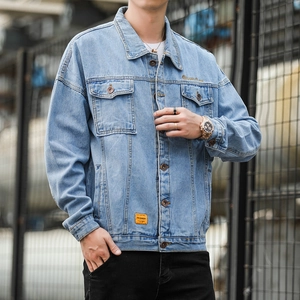Giacca di jeans da uomo azzurro lavato con etichetta gialla e ricamo alla moda