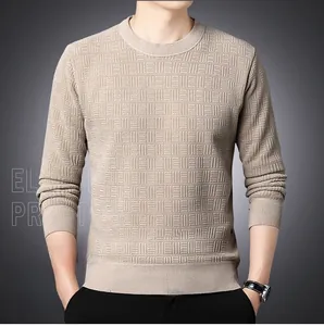 Gros plan d'un pull en chenille beige présentant un tissage texturé à damier haut de gamme