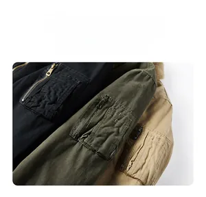 Détail des manches de veste en noir, vert armée et kaki avec poches zippées utilitaires