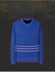 Détail du pull en tricot de chenille bleue avec un motif à carreaux texturé de qualité