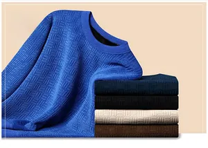 Détail du pull en maille chenille présentant un motif de tissage carré haut de gamme