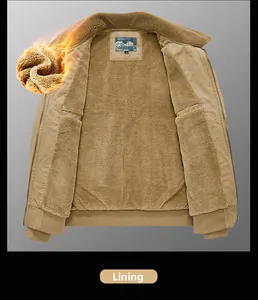 Gros plan sur la doublure chaude en imitation mouton marron de la veste kaki