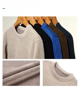 Détail du pull pour hommes à col rond avec texture jacquard carrée et doublure polaire chaude