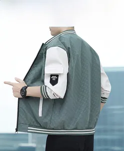 Detailansicht der modischen Herren-Baseballjacke mit Patchwork-Ärmeln und Sport-Etikett