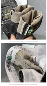 Détail du ruban à carreaux vert à l'ourlet et de la taille intérieure sur ce jean pour homme