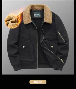 Détail d'un blouson cargo noir avec col en polaire marron et doublure en peluche chaude