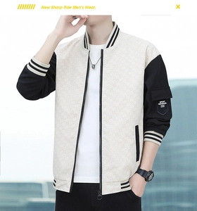 Detail des Baseballkragens mit gestreiftem Rippstrick und Kontrastfarben-Jacke