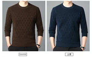 Vue détaillée de la texture géométrique du pull en chenille pour hommes en caramel et marine
