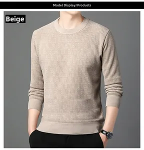 Détail d'un pull en chenille beige pour homme avec tricot texturé et poignets côtelés