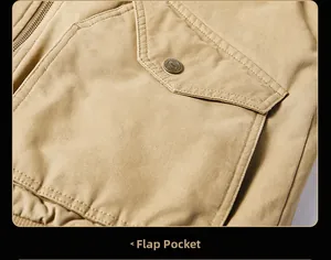 Détail de veste cargo kaki avec poche à rabat et bouton en métal de style vintage