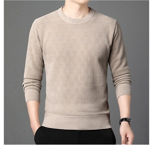 Détail du pull en chenille pour homme montrant le tricot texturé et l'ourlet côtelé