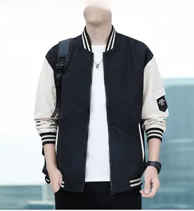 Detail der mehrfarbigen Baseballjacke mit gerippten Bündchen und Ärmeltasche