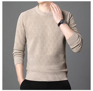Détail du pull en chenille beige avec texture quadrillée 3D et col rond côtelé