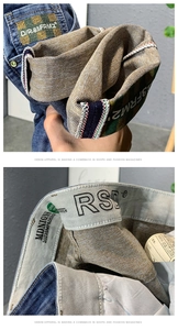 Détail de jeans bleu foncé avec bande à damier vert et marquage à la taille intérieure