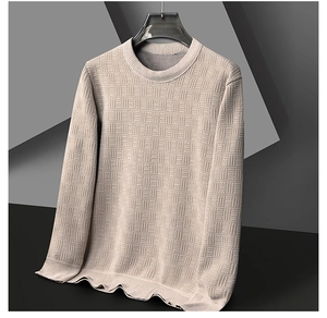 Détail du pull en chenille abricot clair avec poignets côtelés et doublure polaire chaude