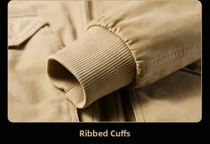 Détail macro du bord-côte élastique coupe-vent sur une veste de travail en coton kaki