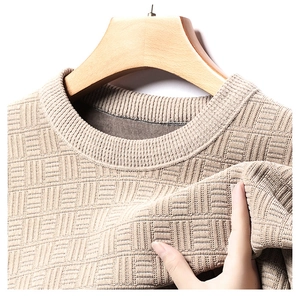 Détail du pull en chenille chaude montrant la texture élastique et la doublure polaire douce