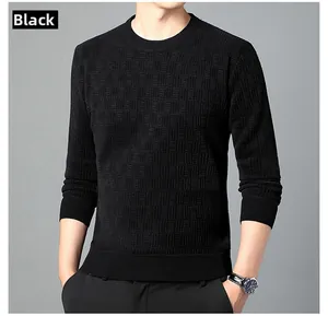 Gros plan détaillé du pull en chenille noire pour homme avec motif de tricot géométrique