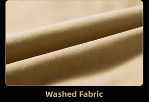 Gros plan sur la texture en coton lavé kaki et le tissage sergé de la veste pour homme