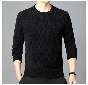 Détail du pull noir en chenille avec tricot géométrique texturé et poignets côtelés