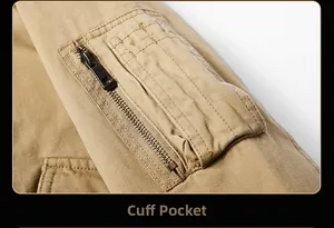 Détail de la poche de manche d'une veste cargo kaki avec fermeture éclair en métal robuste