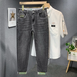 Jean slim gris foncé délavé pour homme avec revers à carreaux brodés