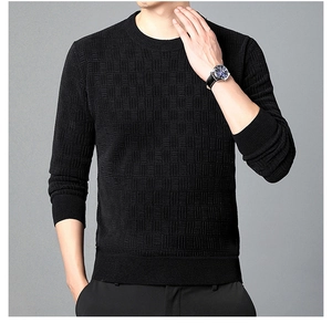 Détail du pull en chenille noire avec motif en maille et poignets côtelés classiques
