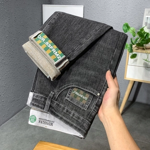 Jean gris foncé slim pour homme avec délavage vintage et détails de ruban à carreaux