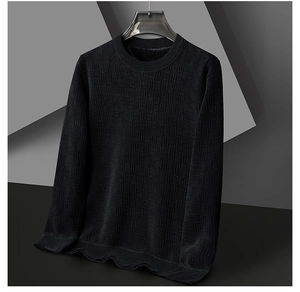 Détail d'un pull en chenille noire présentant un motif gaufré texturé classique