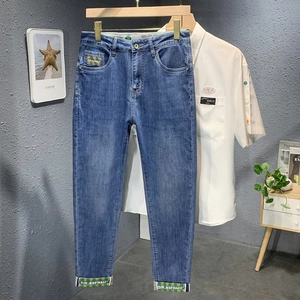 Jean denim bleu coupe droite pour homme avec broderies à carreaux sur les poches