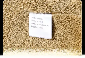 Détail de la doublure chaude en polaire sherpa et étiquette d'entretien du coton
