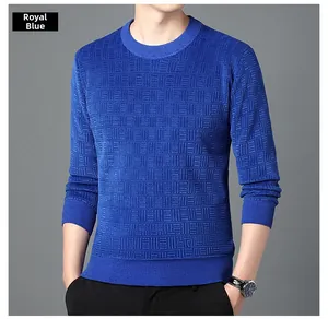 Détail du pull en chenille bleu roi avec tricot à carreaux texturé et finitions côtelées