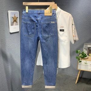 Jean bleu classique coupe droite pour hommes avec texture délavée et ourlets retroussés