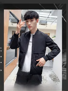 Détail de la veste baseball noire pour homme avec coutures blanches et bords-côtes