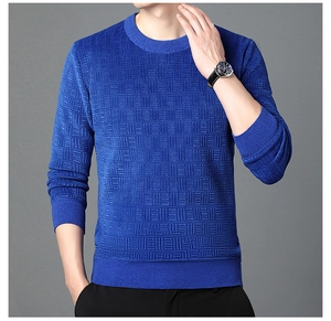 Détail du pull pour homme bleu royal avec maille texturée à carreaux et col rond côtelé
