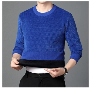 Détail macro du pull chenille bleu pour homme avec doublure polaire et texture tricotée géométrique